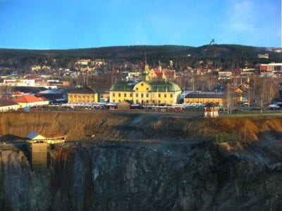 El museo de la minería (edificio amarillo), cerca del borde de la Gran Fosa. El centro de Falun está al fondo. Falun Suecia