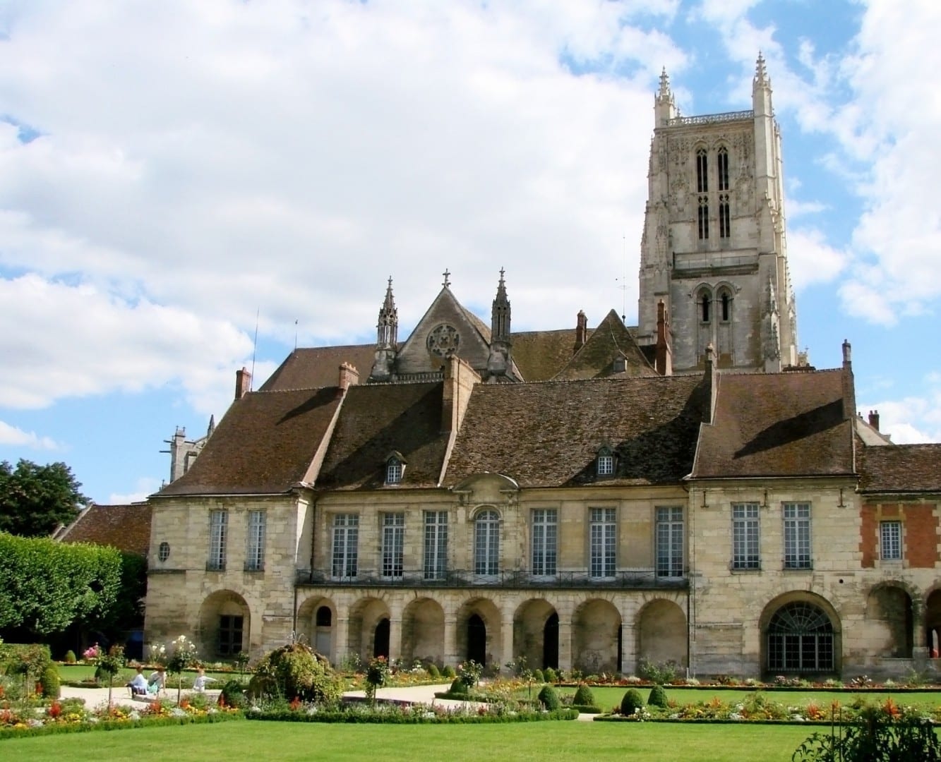 El palacio episcopal (palacio del obispo). Detrás del palacio se puede ver la Catedral de Meaux Meaux Francia