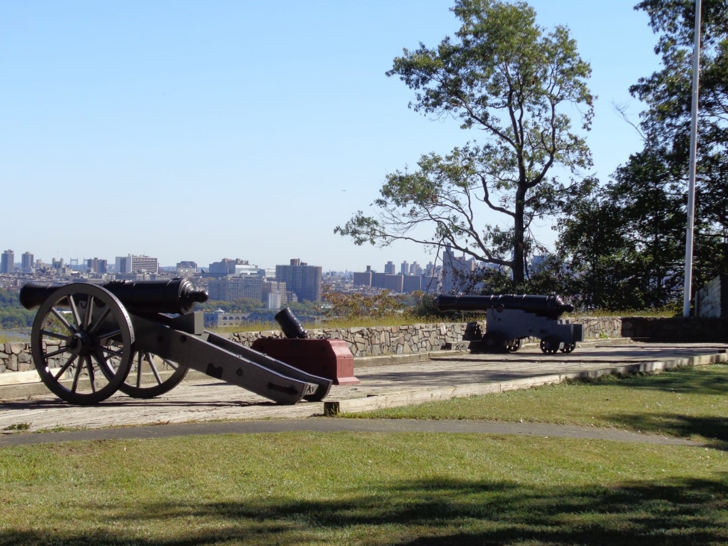 El Parque Histórico de Fort Lee, una reconstrucción de un campamento de la Guerra de la Revolución, con hermosas vistas y agradable vegetación. Fort Lee NJ Estados Unidos