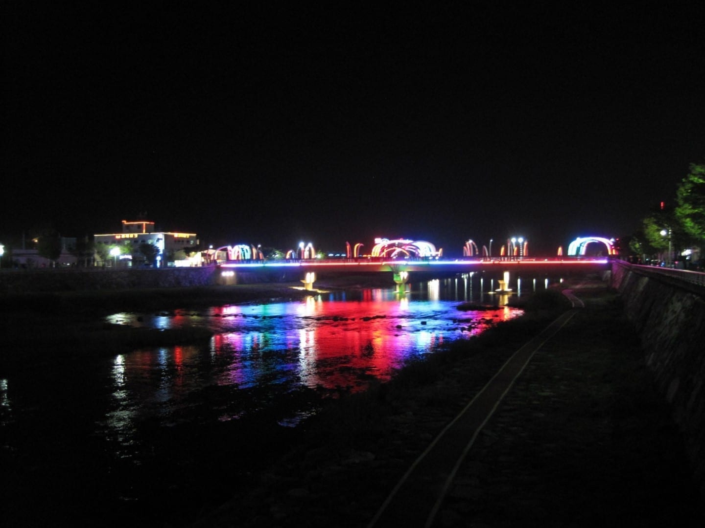 El puente de la luciérnaga de noche Muju Corea del Sur