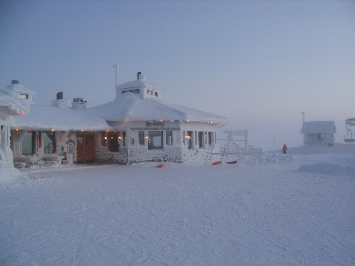 El restaurante en la cima de Kaunispää en invierno. Saariselka Finlandia