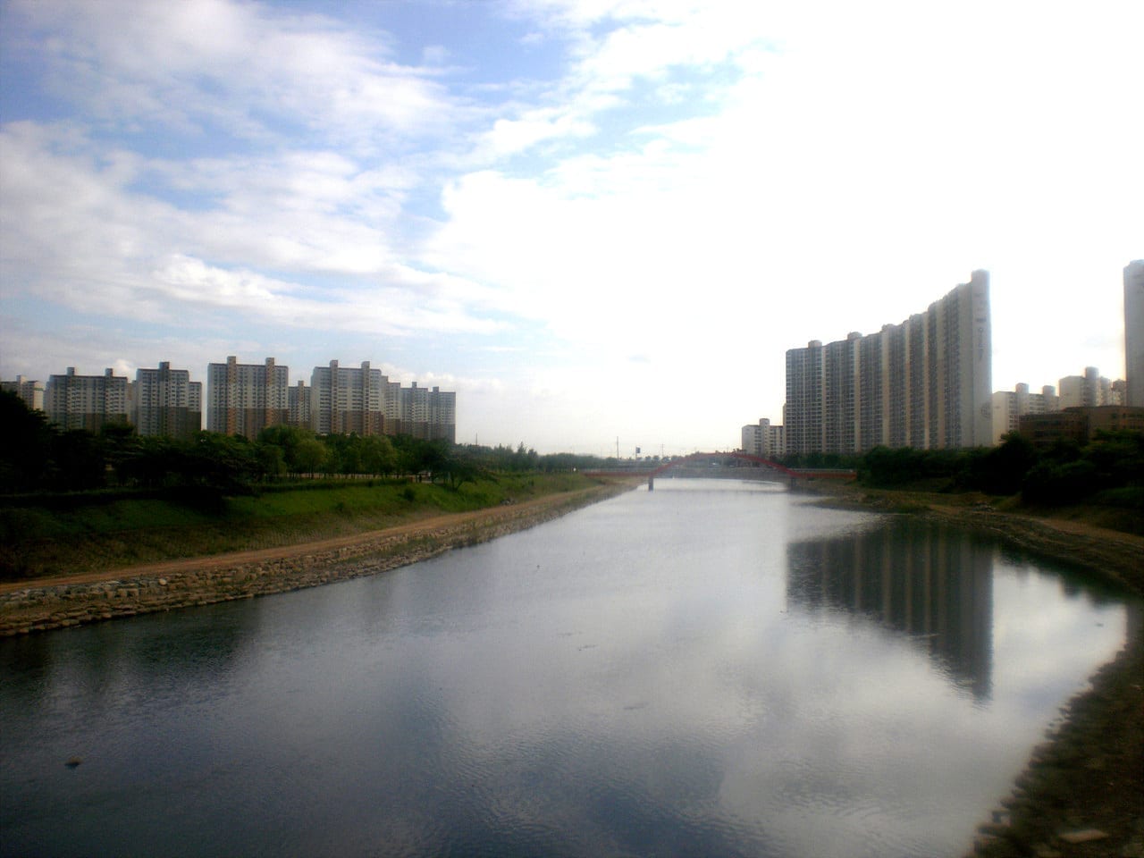 El río Ansan (Ansancheon) en el Parque Hosu Ansan Corea del Sur