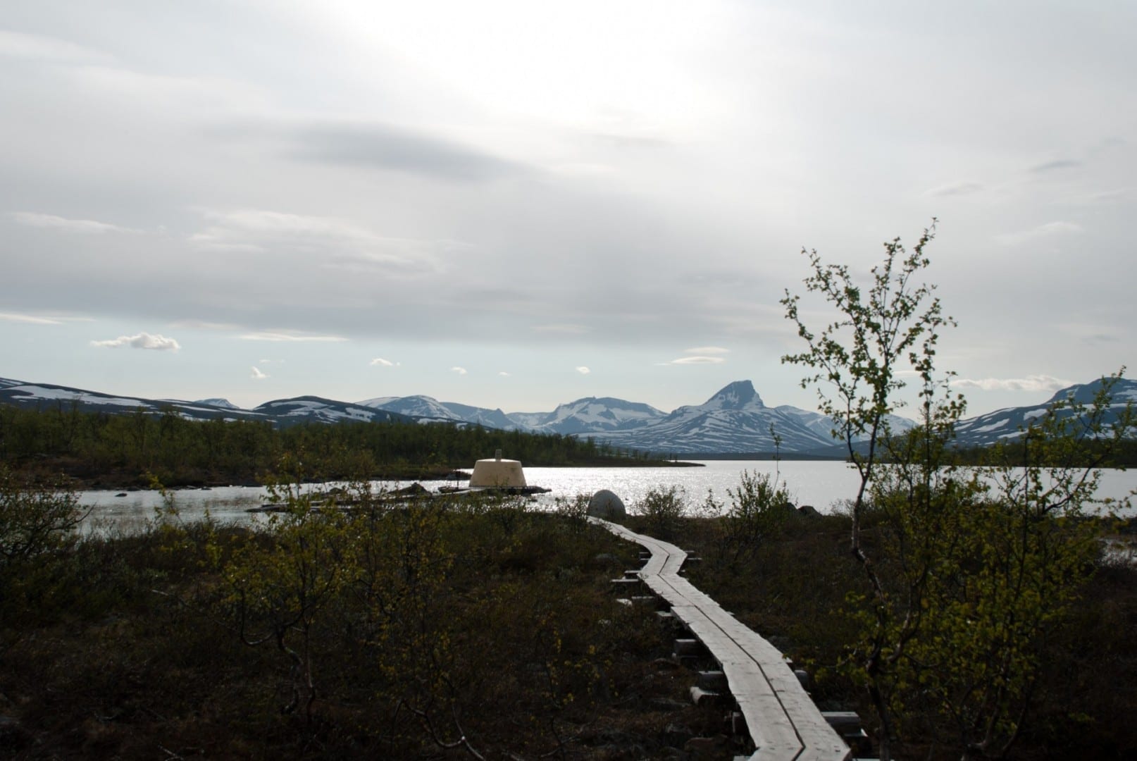 El tripoint en junio, con las altas montañas al fondo. Kilpisjärvi Finlandia