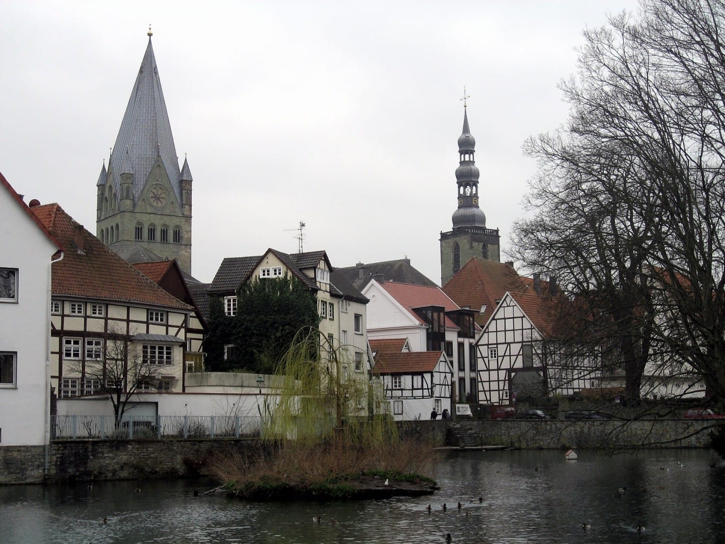 El viejo pueblo de Soest: La Catedral de San Patroclo (izquierda), la Iglesia de San Pedro (derecha), las históricas casas de madera y el gran estanque (en primer plano). Soest Alemania