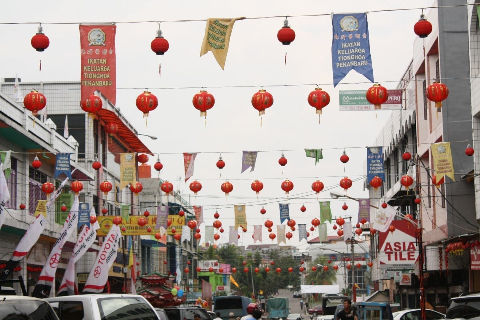 Faroles rojos brillantes en el Año Nuevo Chino en el Barrio Chino de Pekanbaru Pekanbaru Indonesia
