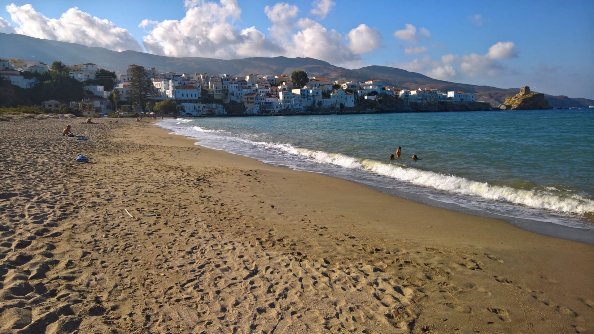 Fotografía de la playa principal del pueblo de Andros, mirando hacia atrás a Andros Andros Grecia