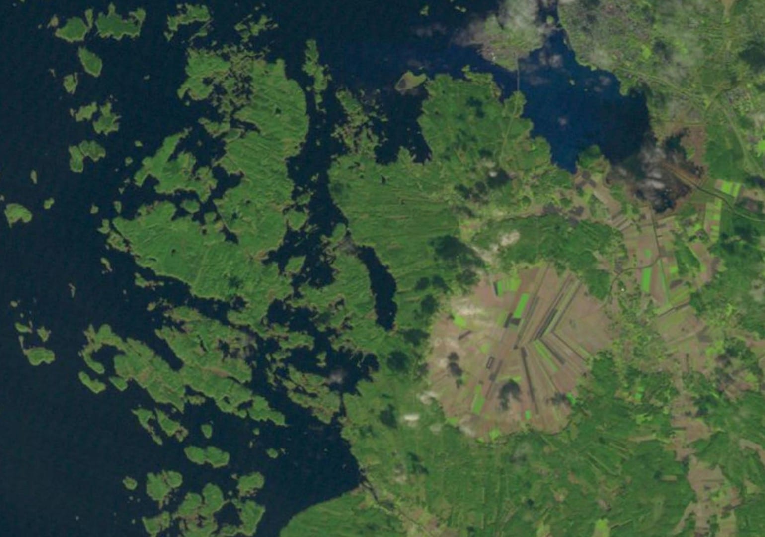 Imagen Landsat de la estructura de impacto de Söderfjärden (el área redonda marrón de uso agrícola). Vaasa Finlandia