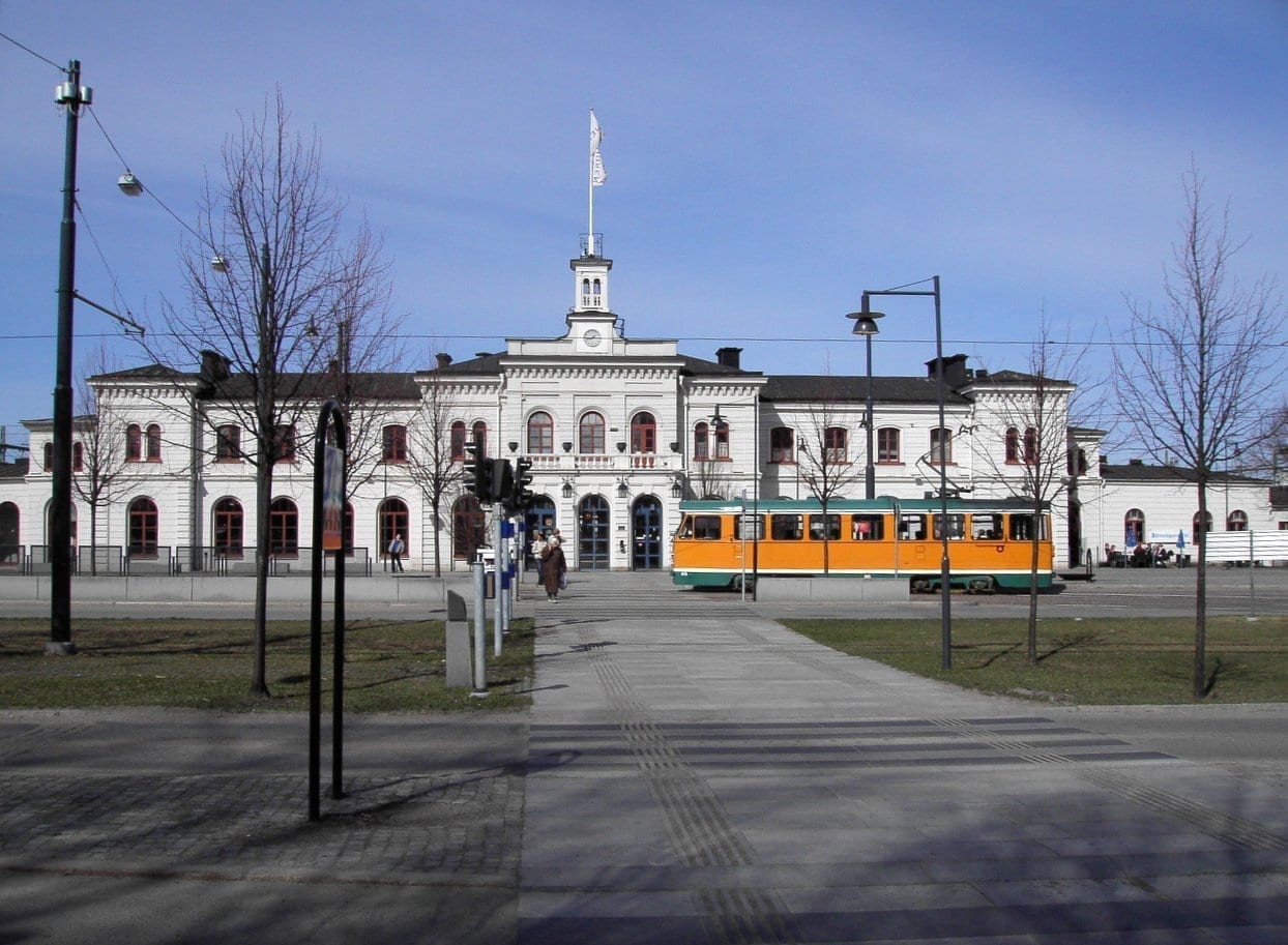 La estación central de trenes y uno de los famosos tranvías naranjas Norrköping Suecia