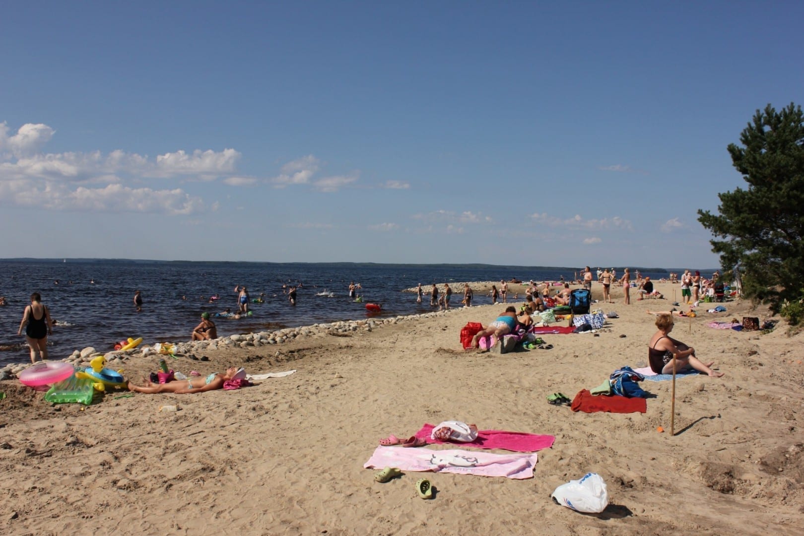 La gente que pasa el verano en un día caluroso en la playa de Paltaniemi... Kajaani Finlandia