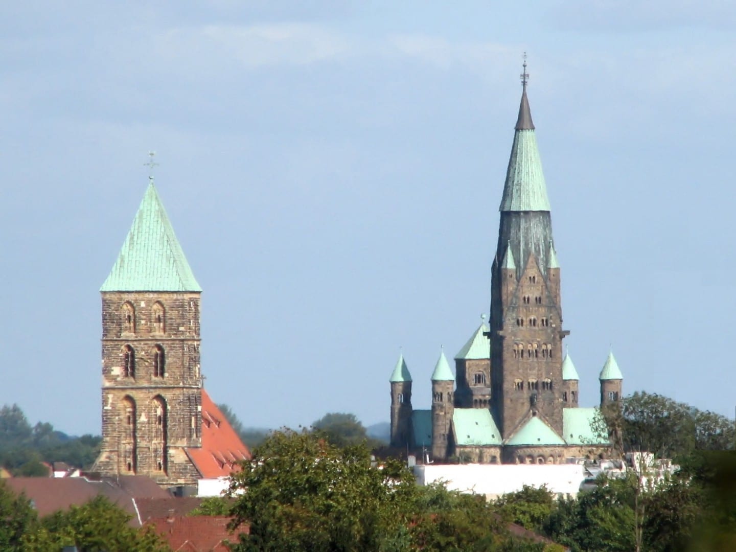 La iglesia de San Dionisio (izquierda) y la basílica de San Antonio (derecha) Rheine Alemania
