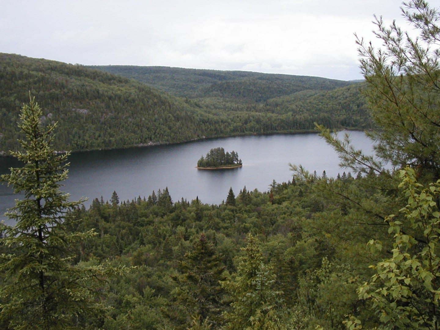 La Isla de los Pinos (Île aux pins) en el medio del Lago Wapizagonke La Mauricie Canadá