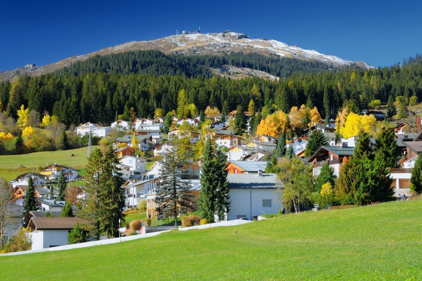 La montaña Crap Sogn Gion vista desde el pueblo de Flims Laax Suiza