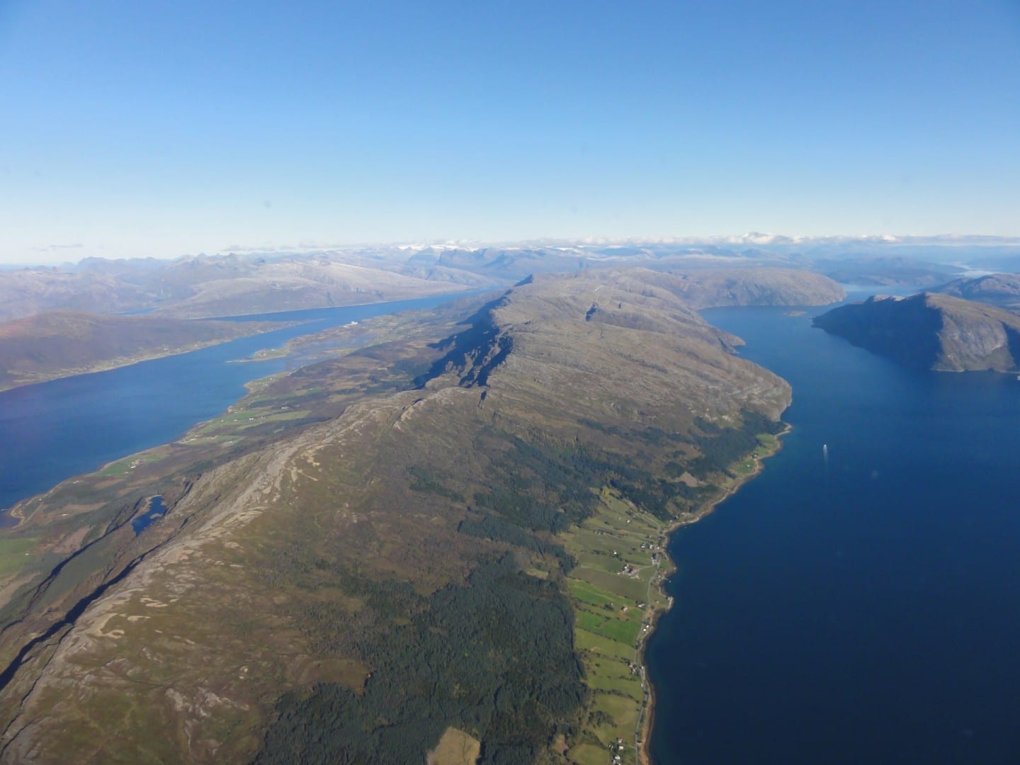 La parte exterior de Ranfjorden (cerca de Nesna) mirando hacia el noreste a Mo i Rana y las montañas Mo i Rana Noruega