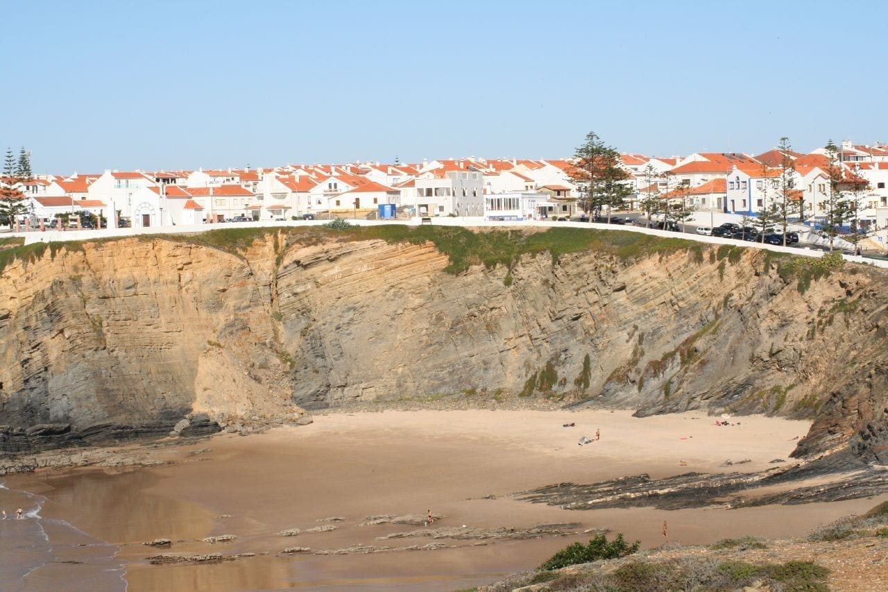 La playa del pueblo en un día tranquilo Zambujeira do Mar Portugal