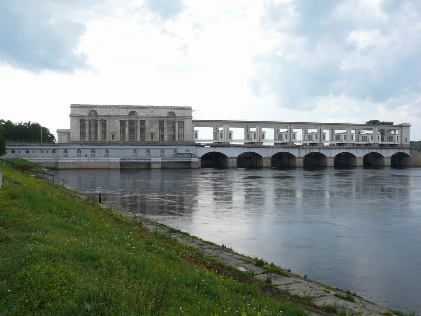 La presa de Uglich y la planta hidroeléctrica Úglich Rusia