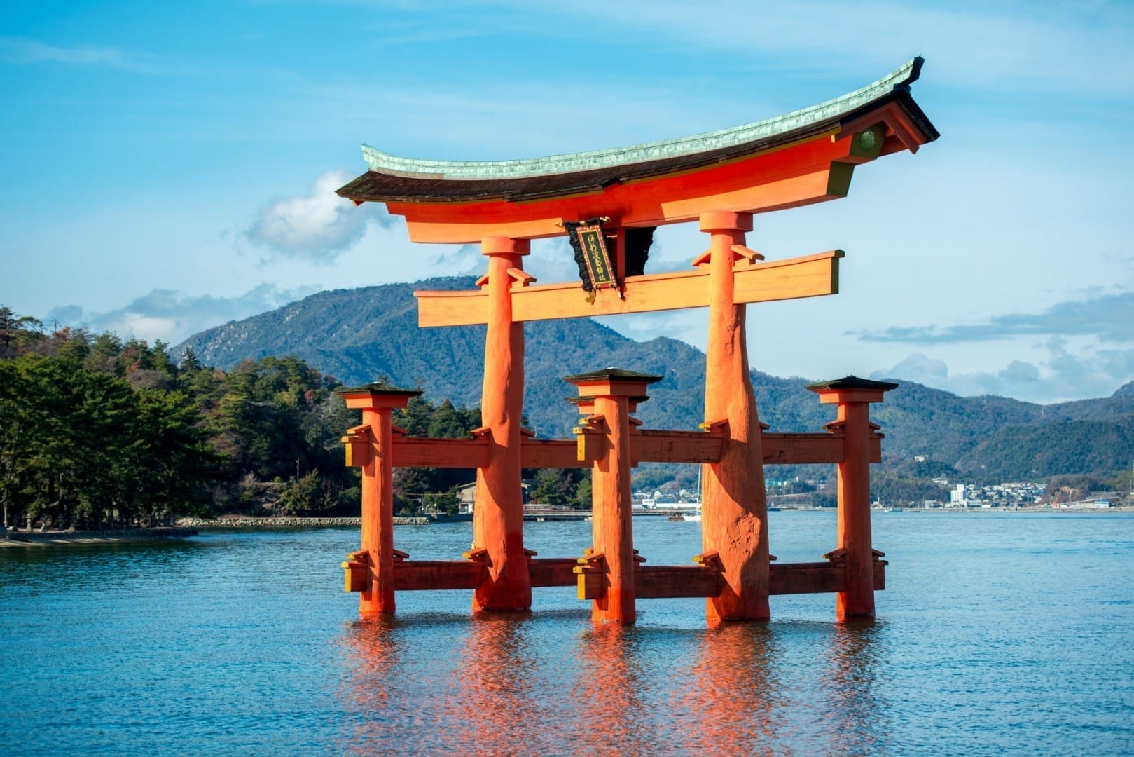 La puerta torii flotante Miyajima Japón