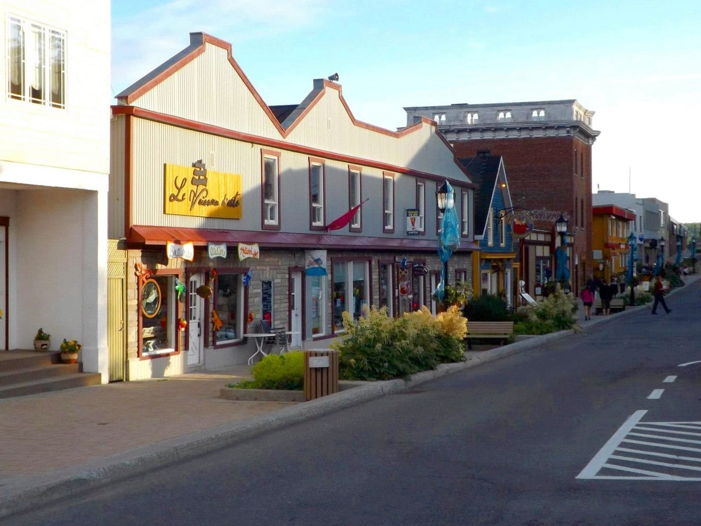 La Rue de la Reine es la principal calle comercial y de restaurantes del centro de Gaspé. Gaspé Canadá