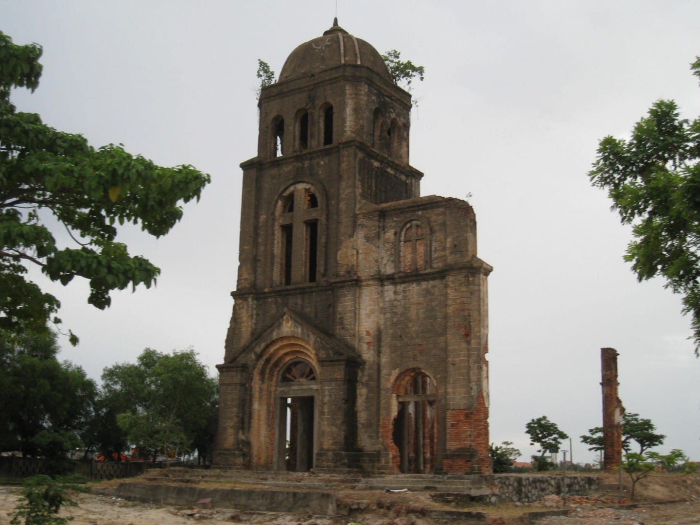 Las ruinas bombardeadas de la iglesia de Tam Toa, en el río Nhat Le de Dong Hoi. Dong Hoi Vietnam
