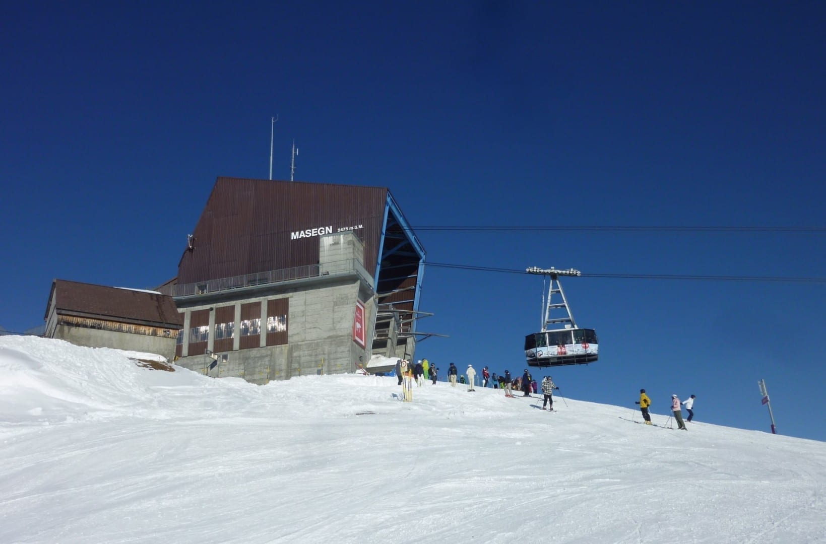 Mierda, la estación de teleférico de Masegn y los esquiadores Laax Suiza