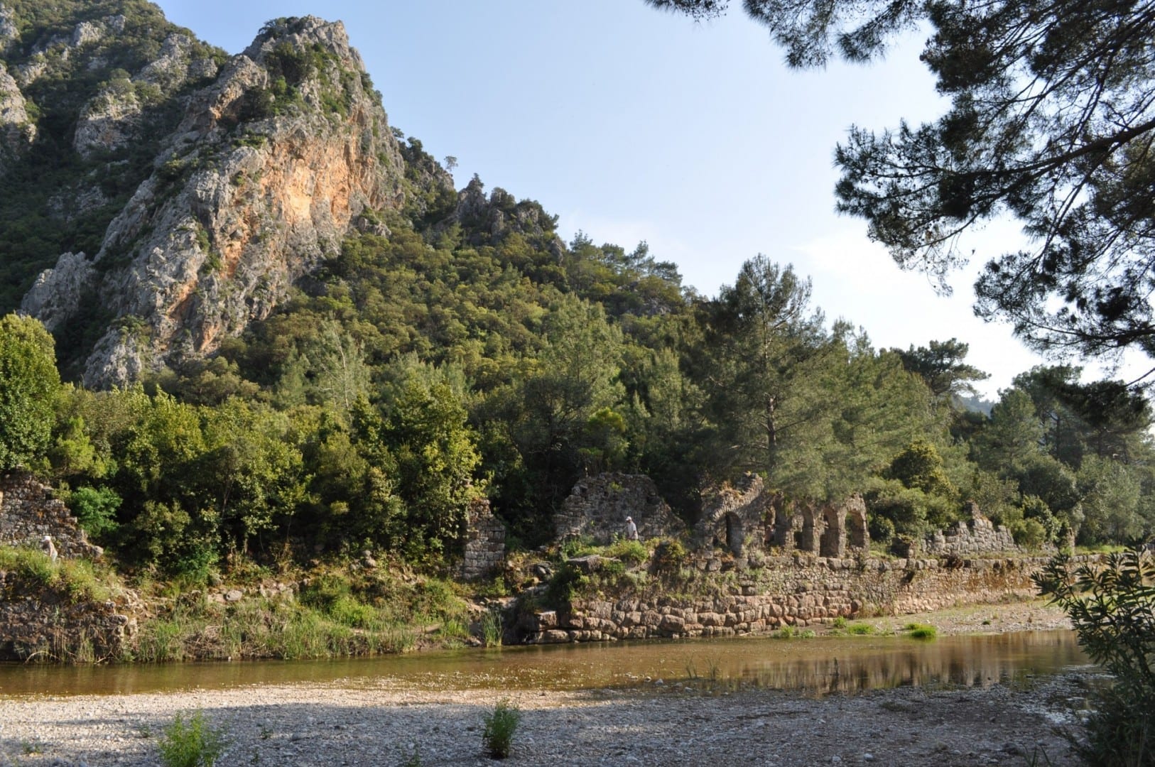 Montañas cubiertas de pinos y ruinas antiguas: el escenario general en el Olimpo Olympos Turquía