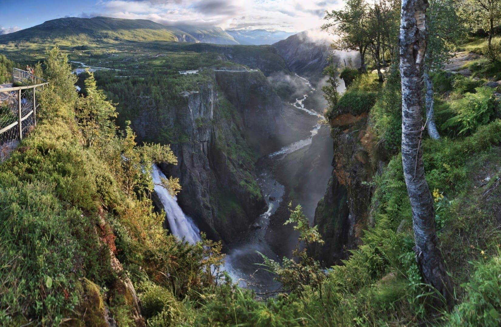 Måbødalen con la cascada Vøringsfossen a la izquierda Eidfjord Noruega