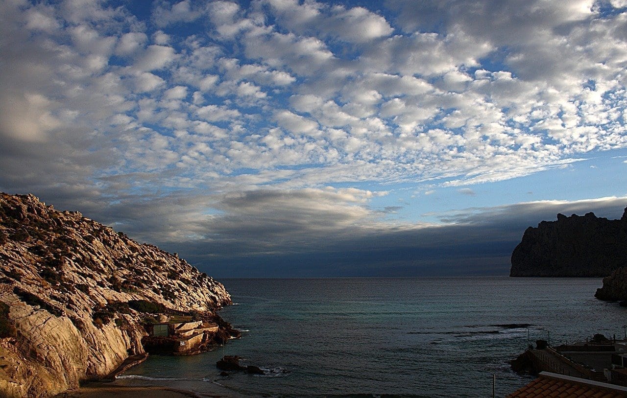 Nubes Cala San Vicente Mallorca España