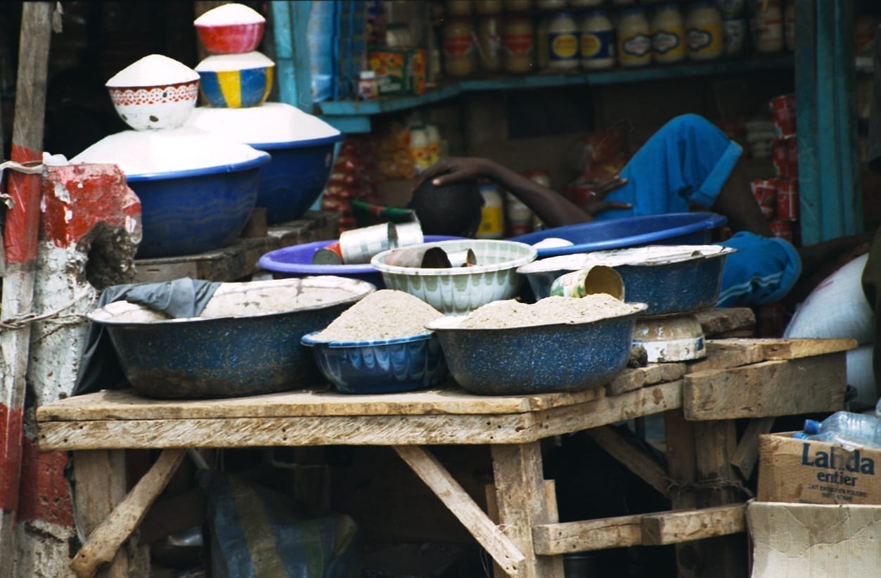 Ollas y sartenes en un mercado de Niamey Niamey Níger