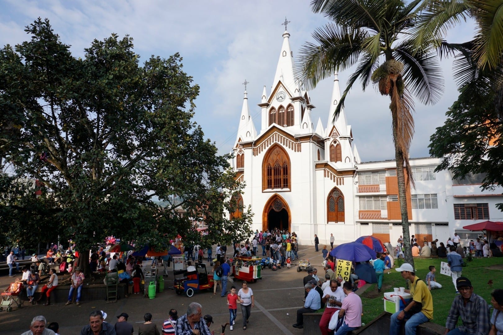 Parque Caldas con la iglesia Inmaculada Concepción Manizales Colombia