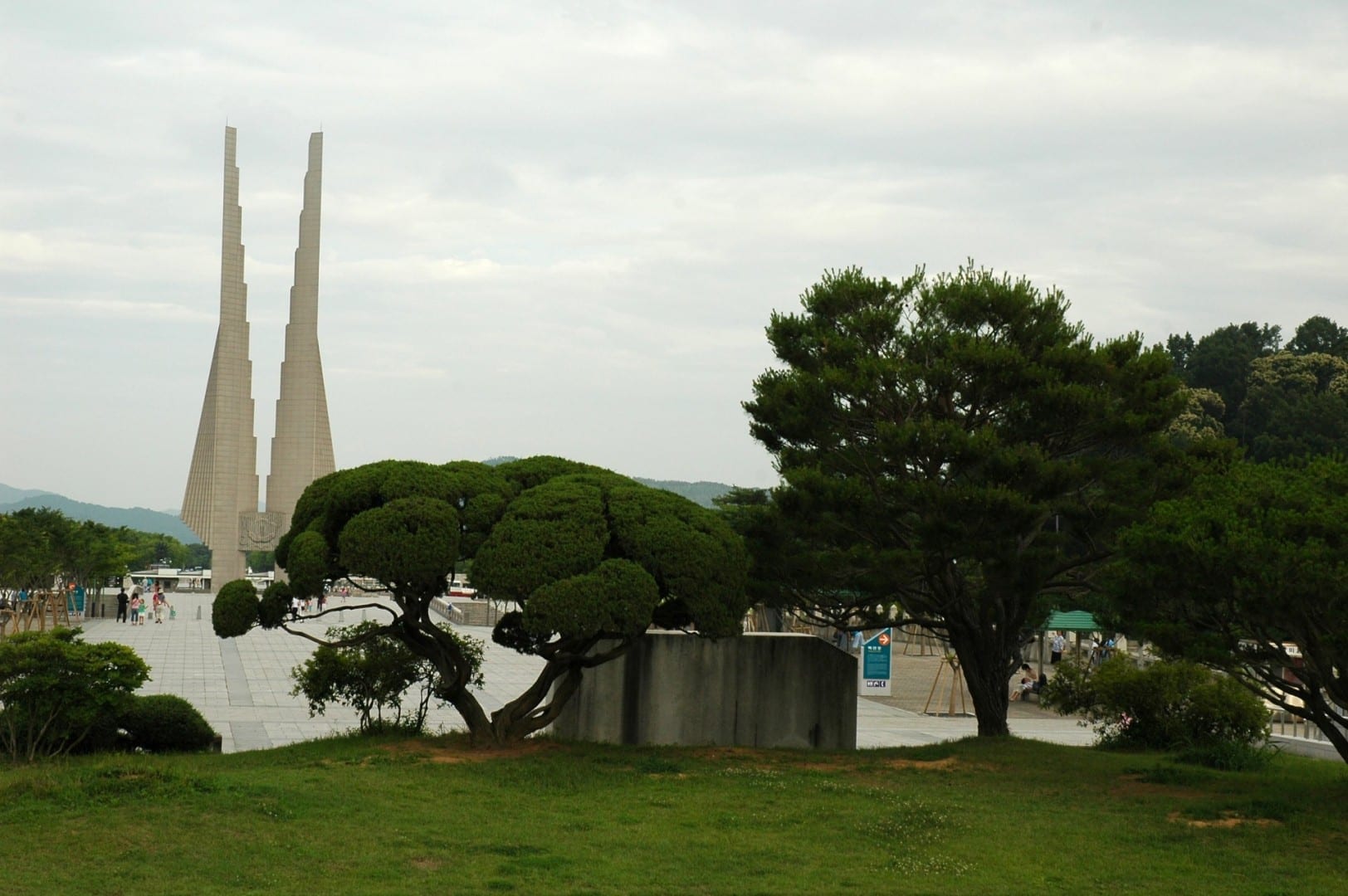 Patio de la Independencia, con el Monumento a la Nación en el fondo Cheonan Corea del Sur