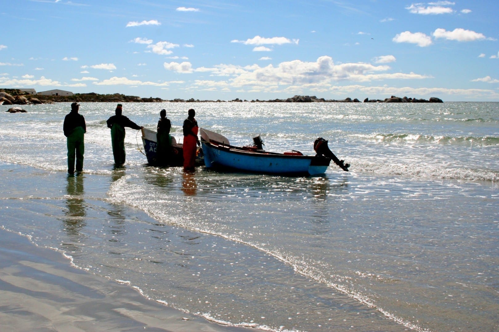 Pescadores vendiendo su pesca del día en la playa. Paternoster República de Sudáfrica