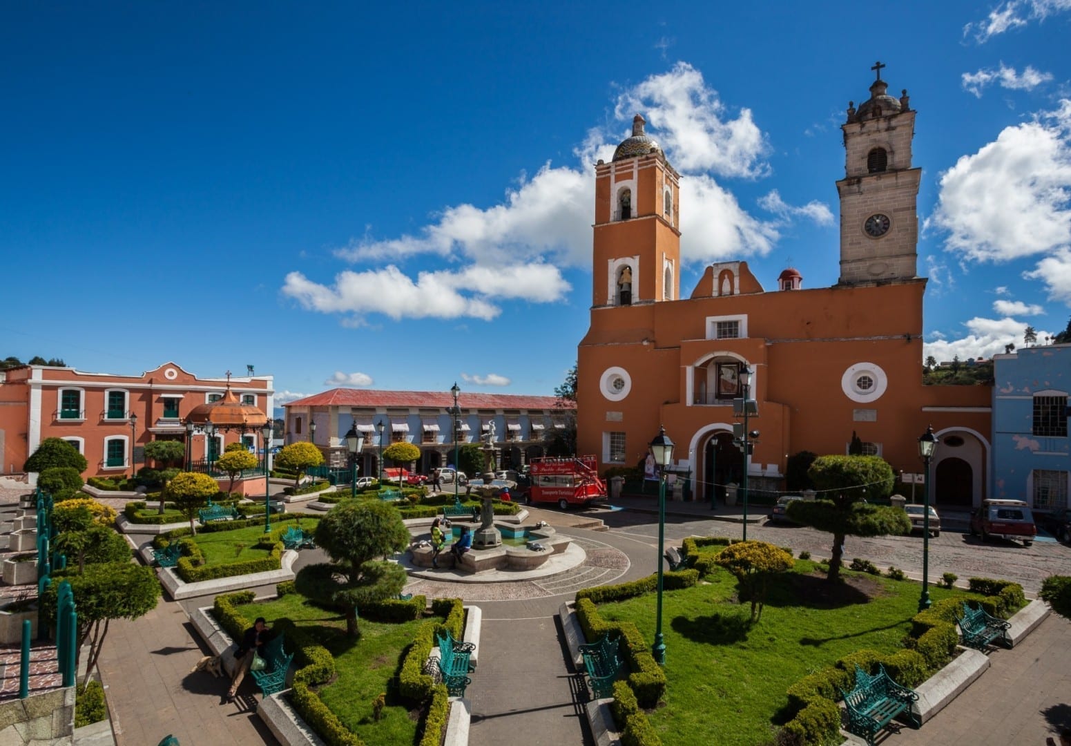 Plaza principal con la iglesia de Nuestra Señora de la Ascensión al fondo Real del Monte México