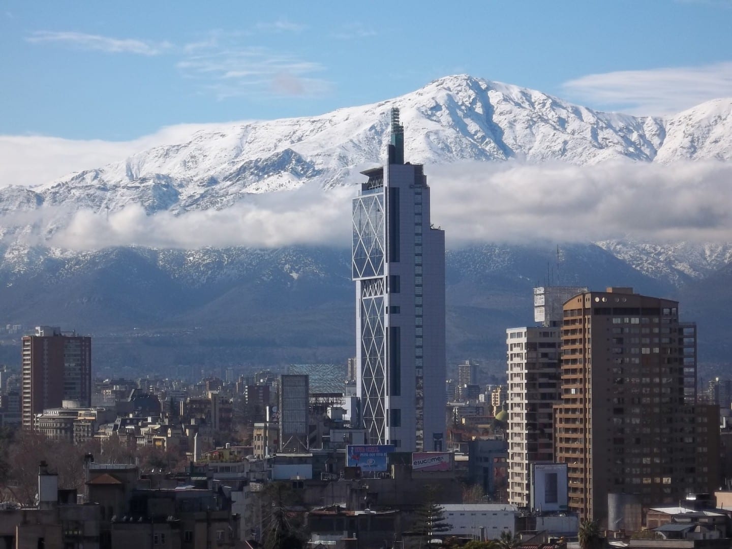 Torre Telefónica con los Andes al fondo Providencia Chile