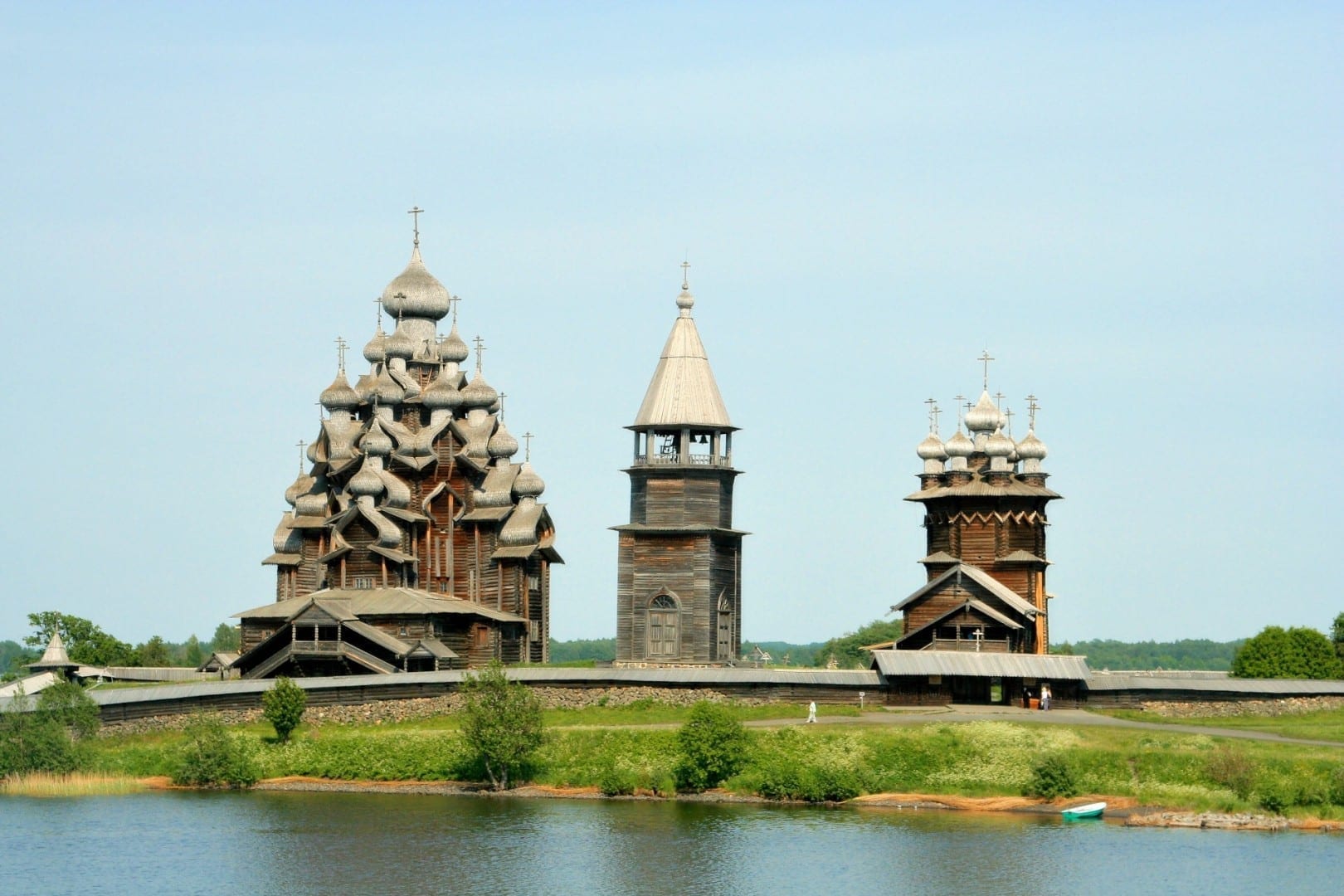 Tres iglesias del conjunto arquitectónico de Kizhi Isla Kizhi Rusia