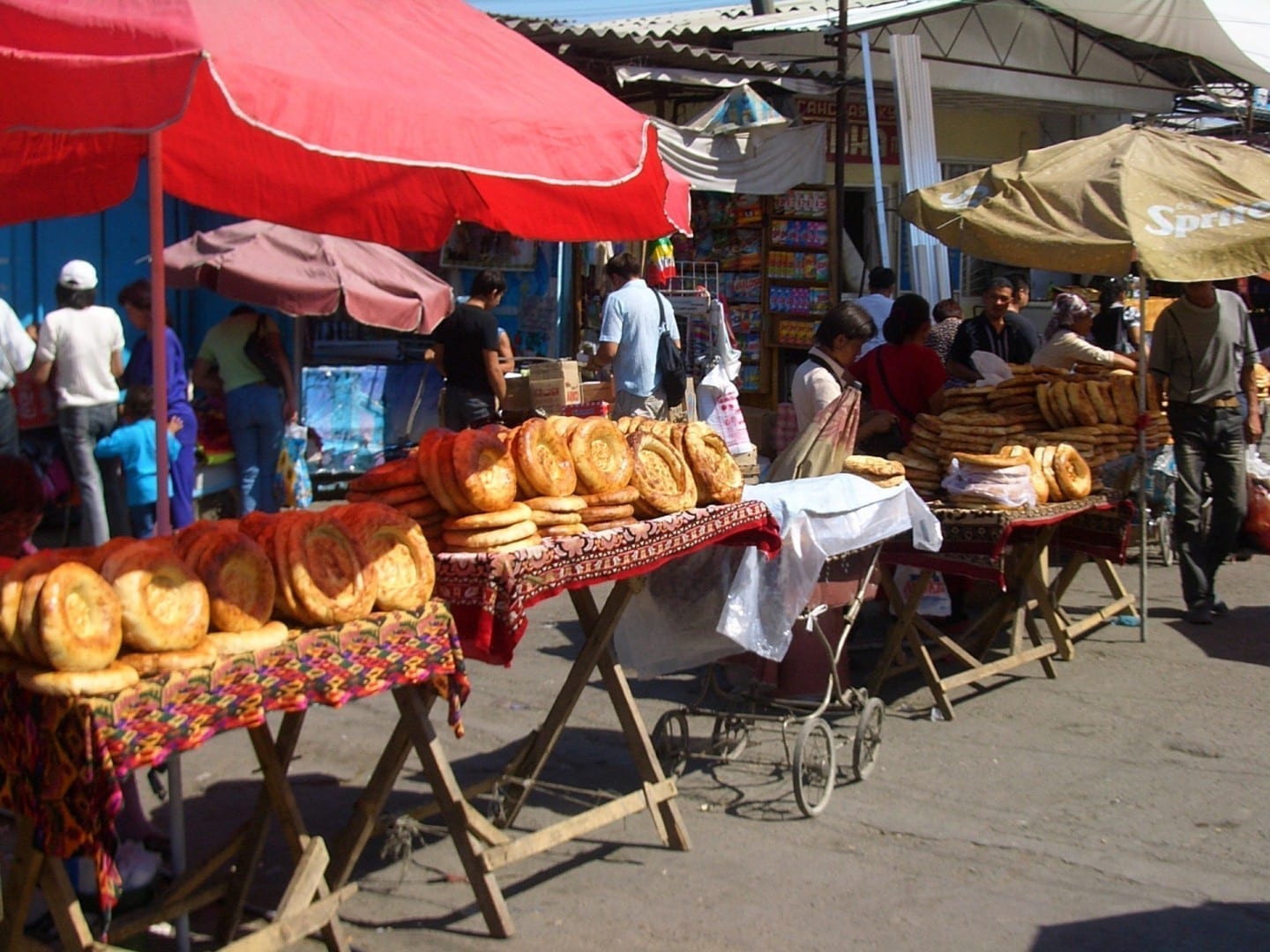 Típico pan centroasiático (nan) vendido por los vendedores del mercado Bishkek Kirguizistán