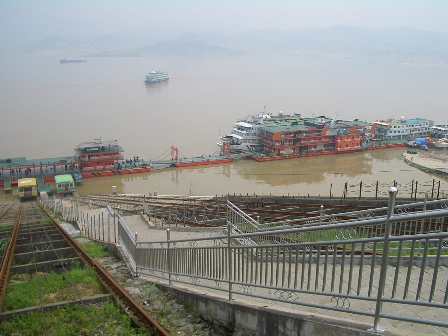 Un puerto muy concurrido en Maoping (Condado de Zigui), uno de los dos puertos del embalse de las Tres Gargantas más cercano a Yichang Yichang China