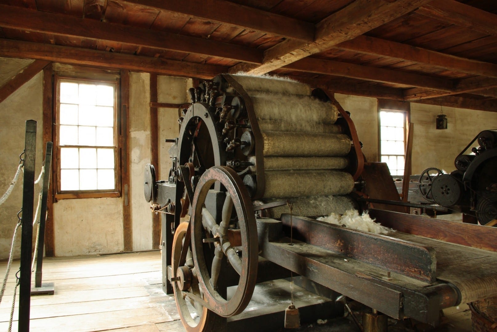 Una de las máquinas de la fábrica de cardas de Old Sturbridge Village Sturbridge MA Estados Unidos