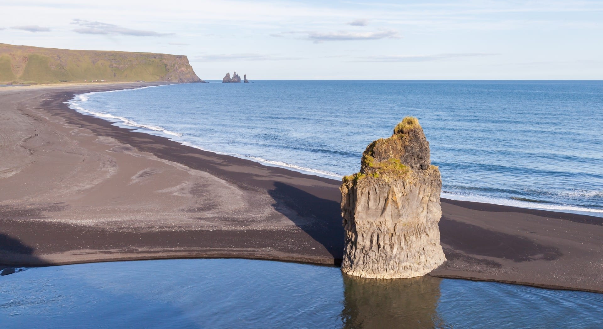 Una pila de mar de basalto en una playa de lava negra bajo Reynisfjall cerca de Vík Vík í Mýrdal Islandia