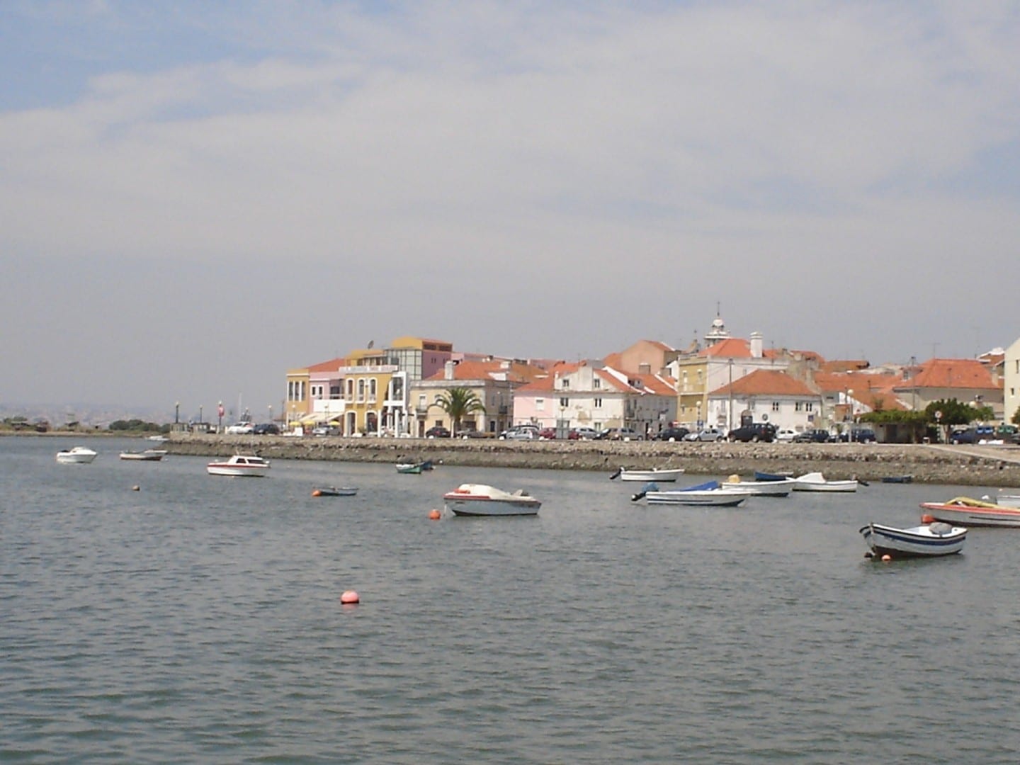 Una vista del borde de la Bahía de Seixal Seixal Portugal