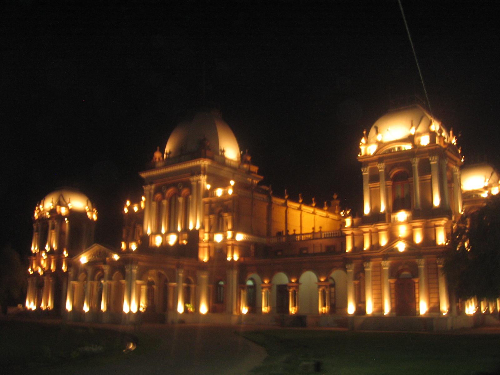 Una vista nocturna del Nur Mahal Bahawalpur Pakistán