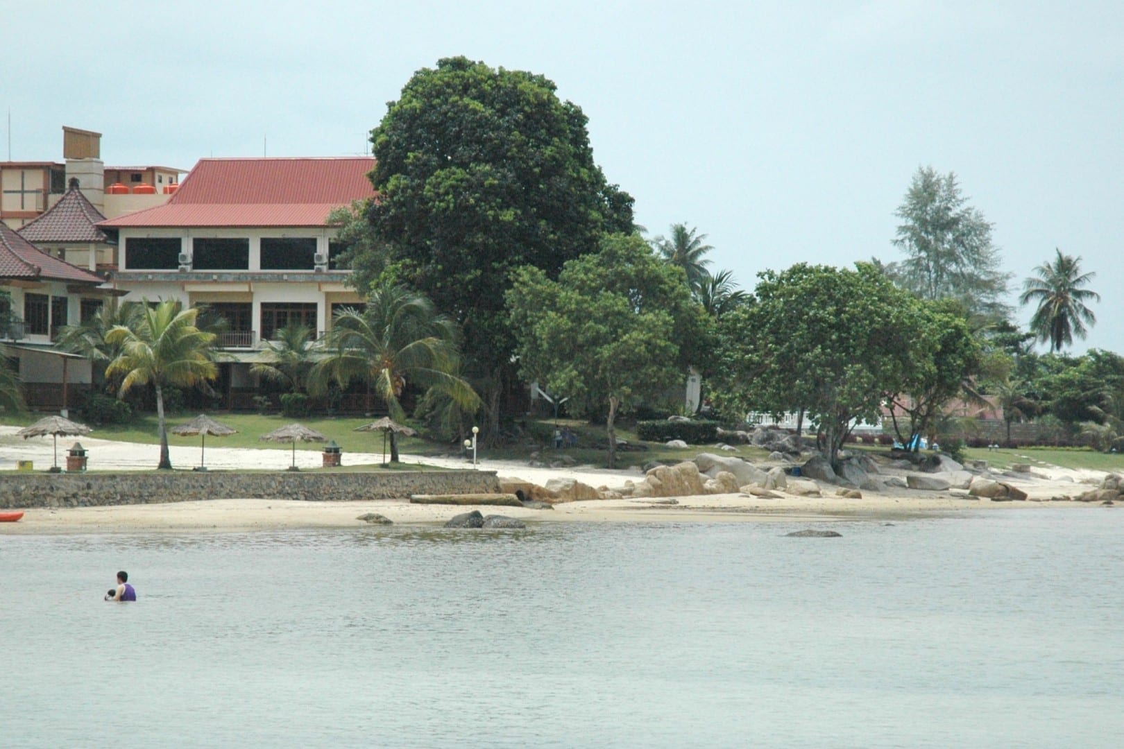 Uno de los centros turísticos de playa locales en Trikora Bintan Indonesia
