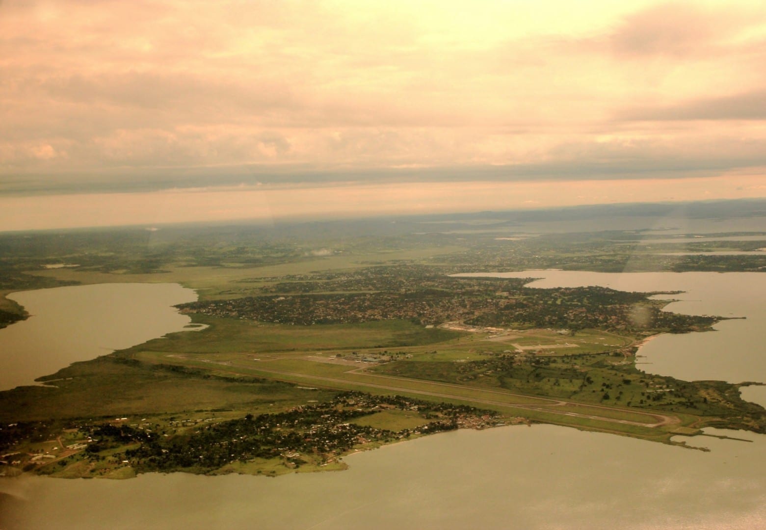 Vista aérea de Entebbe y su aeropuerto Entebbe Uganda