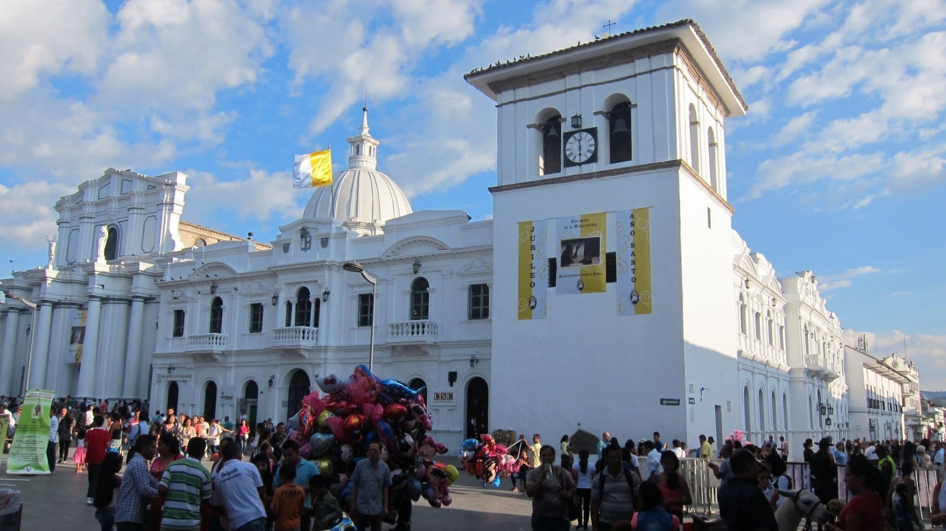 Vista de la catedral y la Torre del Reloj durante la Pascua Popayán Colombia
