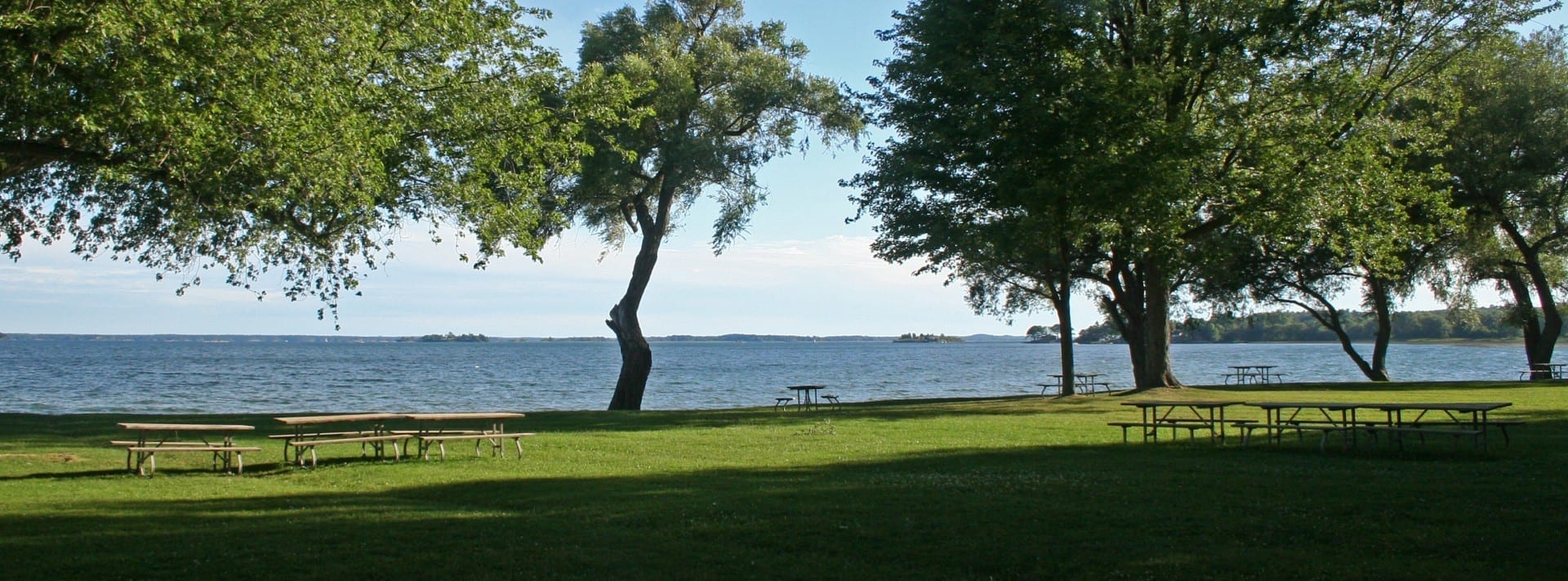 Vista de la costa desde la bahía de Brown situada en frente del municipio de Yonge. Thousand Islands Canadá