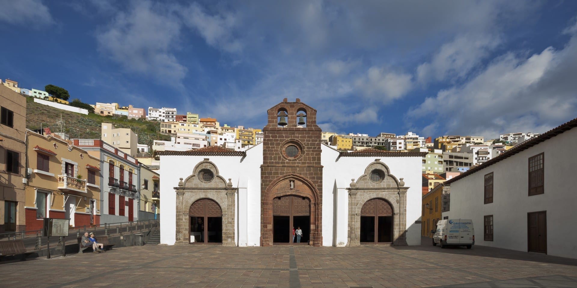 Vista de la fachada de la Iglesia de Nuestra Señora de la Asunción y del pueblo de San Sebastián de la Gomera La Gomera España