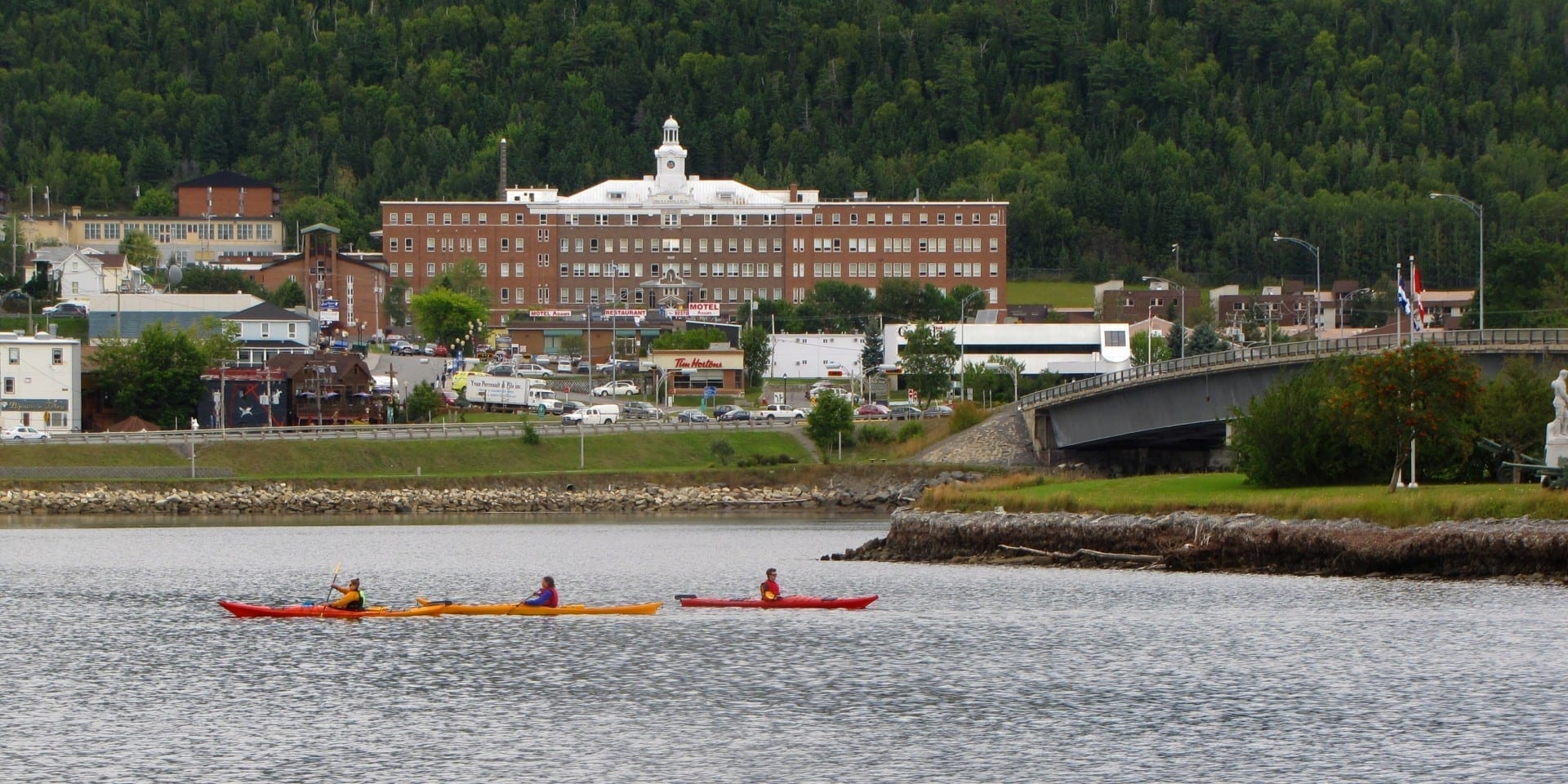 Vista del centro de la ciudad de Gaspé desde el otro lado de la bahía. Gaspé Canadá