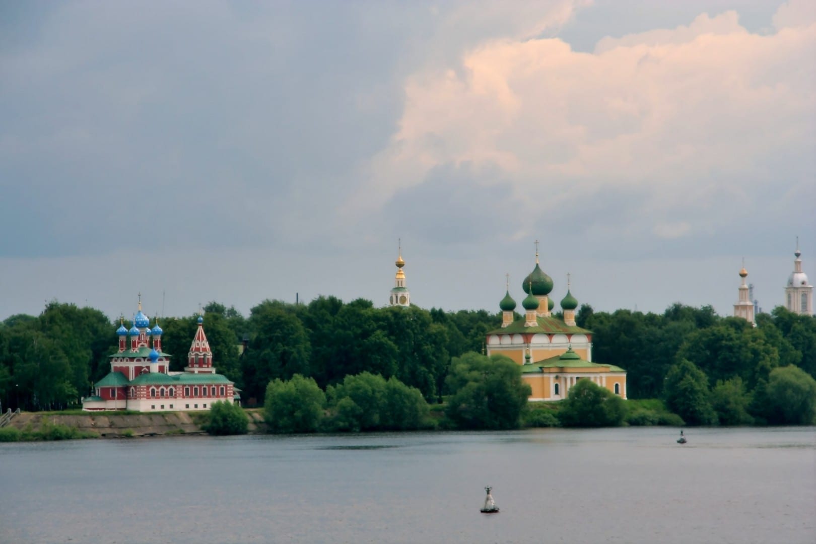 Vista del kremlin de Uglich desde el río Volga Úglich Rusia
