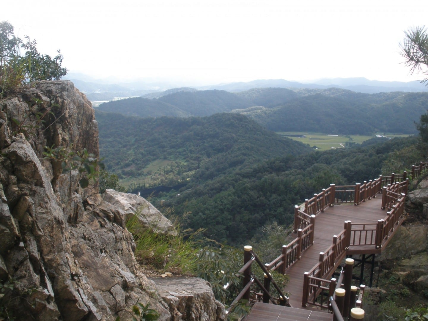 Vista desde la cima de Gubong-san, mirando hacia el sur, lejos de la ciudad. Daejeon Corea del Sur
